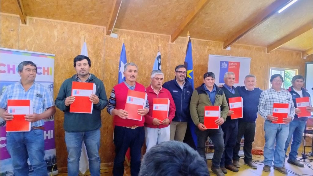 29 familias de la comunidad indígena de Quilipulli ya tienen la certeza jurídica de sus terrenos 1 FOTO 1 GENERAL ENTREGA TITULOS DE DOMINIO QUILIPULLI