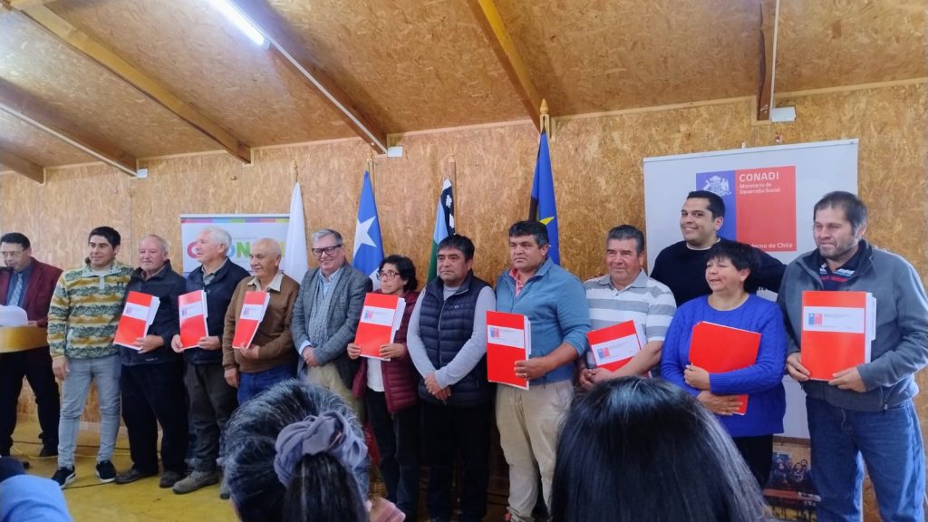 29 familias de la comunidad indígena de Quilipulli ya tienen la certeza jurídica de sus terrenos 2 FOTO 2 GRUPAL ENTREGA TITULOS QUILIPULLI