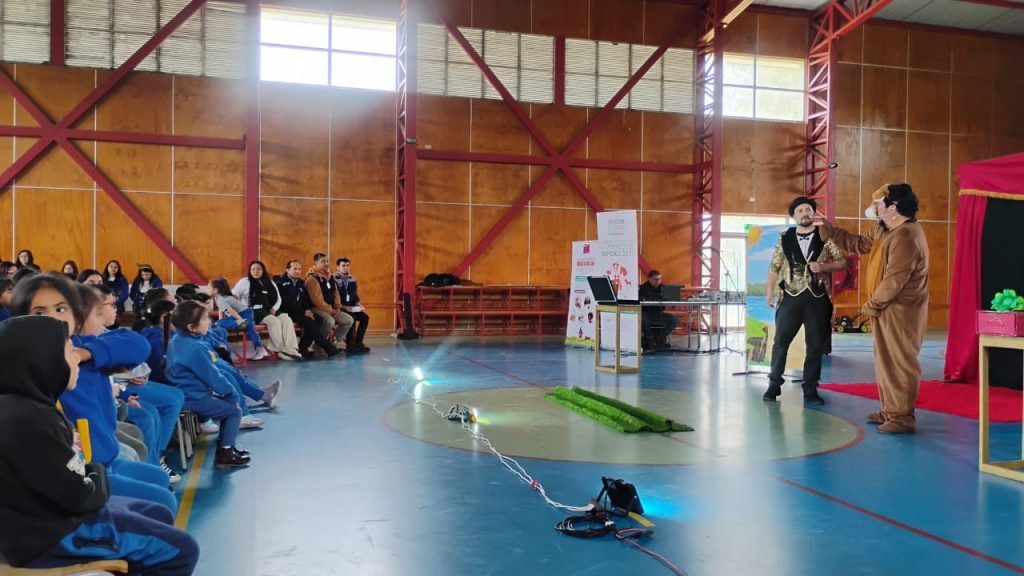 Con teatro y alegría, la SEREMI de Salud enseña a prevenir la hidatidosis 1 WhatsApp Image 2025 11 12 at 11.59.42