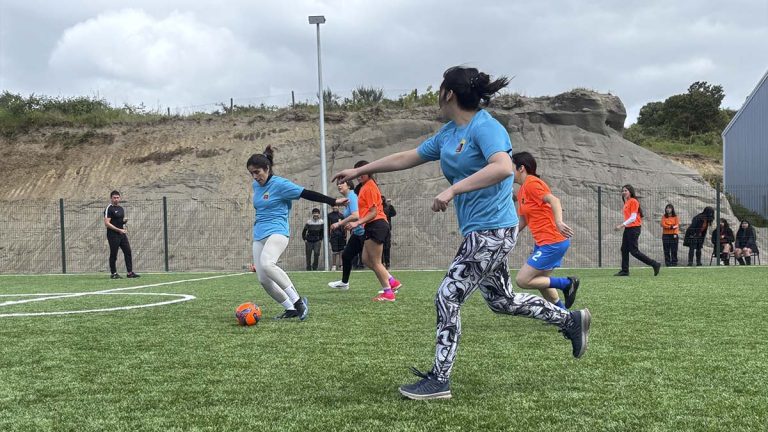 Inaguran cancha sintética del Liceo Alfredo Barría Oyarzún de Curaco de Vélez