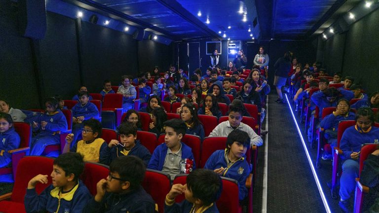 Cine Móvil inicia recorrido para llevar funciones gratuitas a 25 comunas de la región de Los Lagos