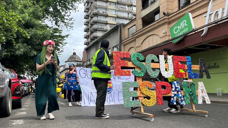 Escuela España celebra la Semana del Párvulo con colorido carnaval en defensa del medio ambiente