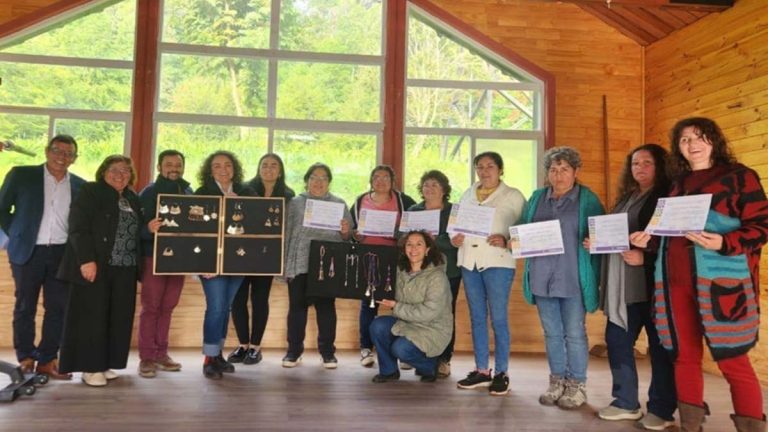 Mujeres de Hueinahue, Curriñe y Maihue Culminan Taller de Orfebrería Mapuche con Éxito