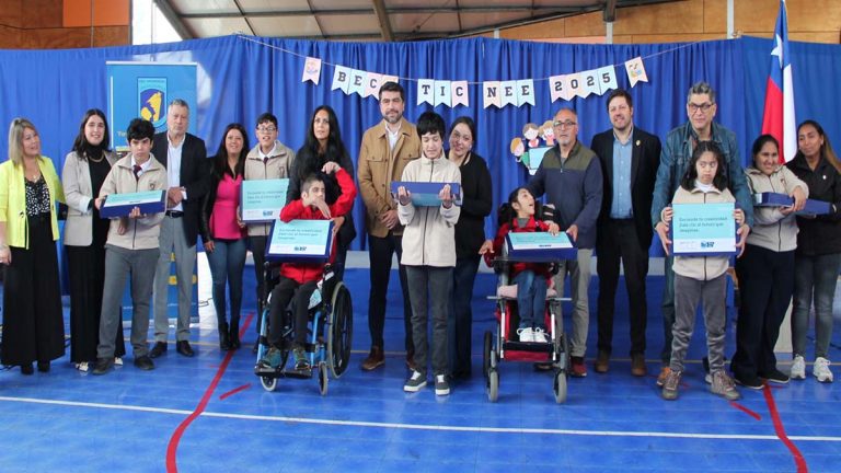 Junaeb Los Lagos fortalece la inclusión con la entrega de computadores