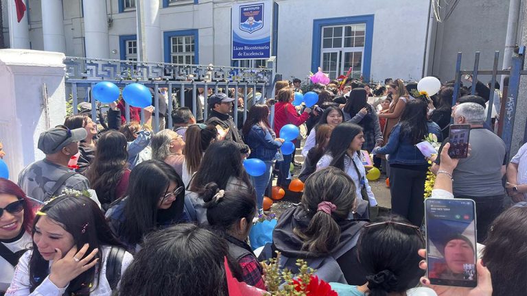 Último timbre y muchas emociones: Instituto Comercial de Osorno despidió a 237 estudiantes de cuarto medio