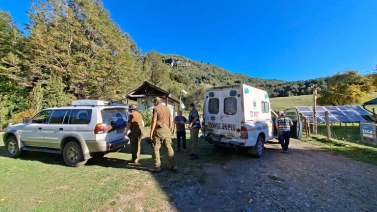 Carabineros evacúan a pie a adulta mayor lesionada en Paso El León