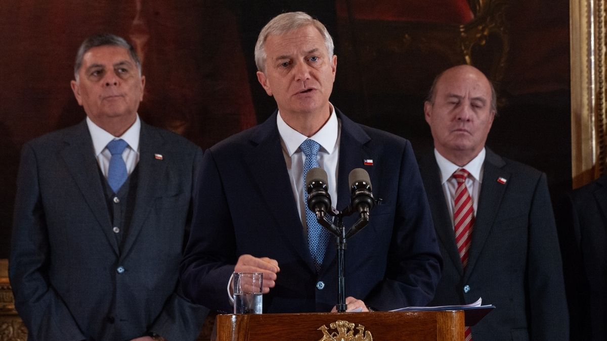Kast defiende alza de bencinas y dice que “hubo que traspasarla” 6 Estudio calcula beneficios por 292.515 millones para 63 autoridades del gobierno de Kast tras reforma
