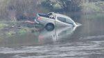 Camioneta cae al río Rahue en Osorno durante lavado prohibido 2 Camioneta cae al rio Rahue en Osorno durante lavado prohibido