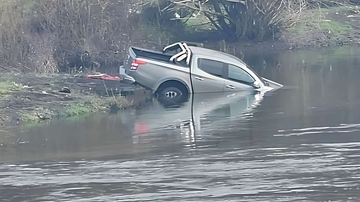 Camioneta cae al río Rahue en Osorno durante lavado prohibido 4 Camioneta cae al rio Rahue en Osorno durante lavado prohibido