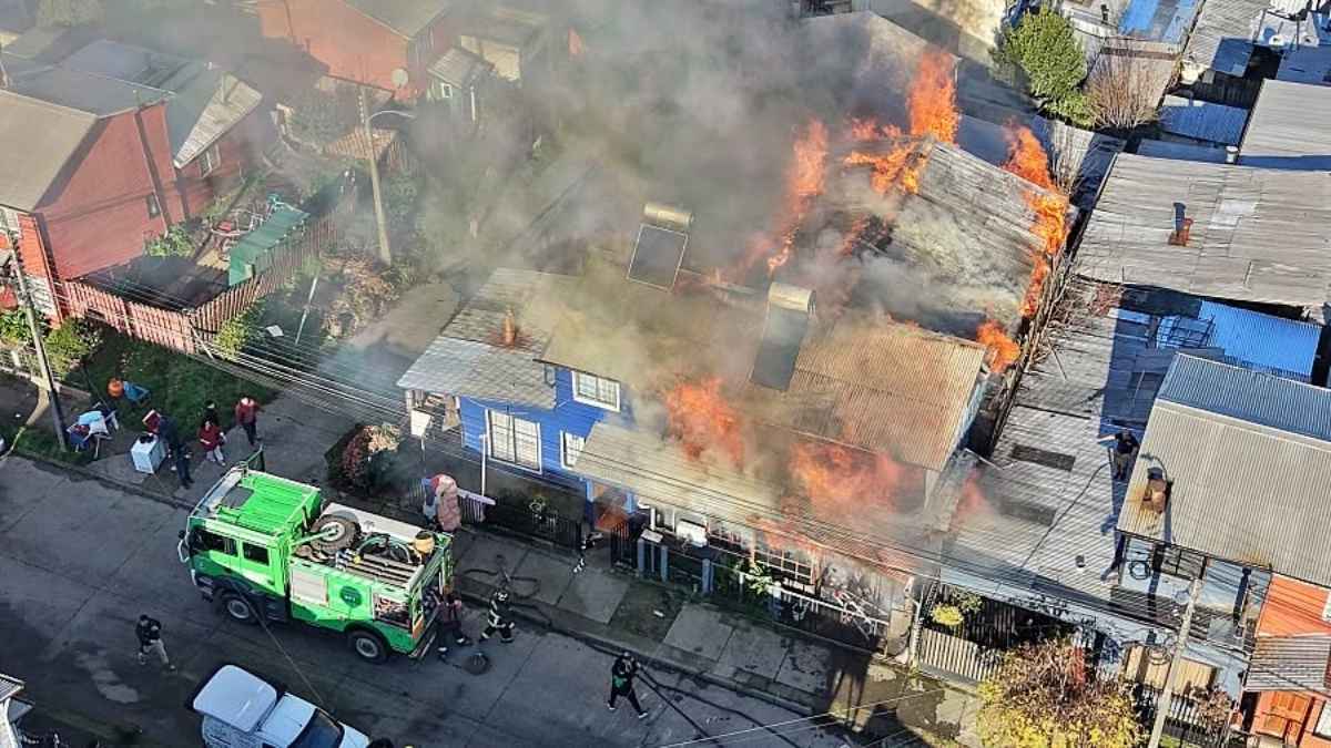 Incendio en Panguipulli deja cuatro viviendas inhabitables y dos bomberos heridos 6 Incendio en Panguipulli deja cuatro viviendas inhabitables y dos bomberos heridos