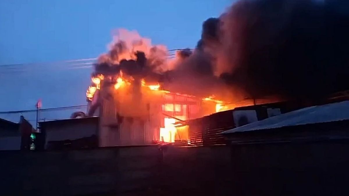 Seis compañías de Bomberos controlaron incendio en vulcanización de Puerto Montt 3 Seis companias de Bomberos controlaron incendio en vulcanizacion de Puerto Montt