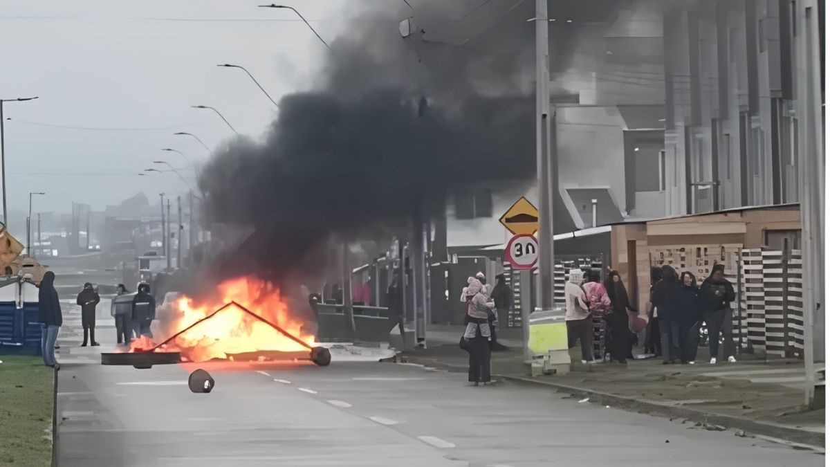 Vecinos de Alerce Norte expulsan por la fuerza a ocupantes de vivienda y queman sus muebles en la calle