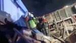 Camión cae desde la calzada y destruye oficinas y una vivienda en Puerto Montt 1 Camion cae desde la calzada y destruye oficinas y una vivienda en Puerto Montt