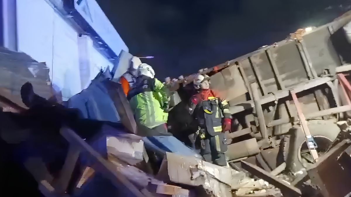 Camión cae desde la calzada y destruye oficinas y una vivienda en Puerto Montt 5 Camion cae desde la calzada y destruye oficinas y una vivienda en Puerto Montt
