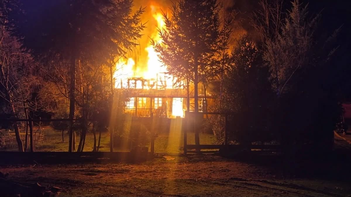 Carabineros rescatan a padre e hijo en incendio de vivienda en Osorno 5 Carabineros rescatan a padre e hijo en incendio de vivienda en Osorno