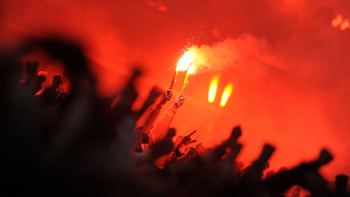 Detienen a dos hombres por lanzar fuegos artificiales durante un funeral en Frutillar 4 Detienen a dos hombres por lanzar fuegos artificiales durante un funeral en Frutillar