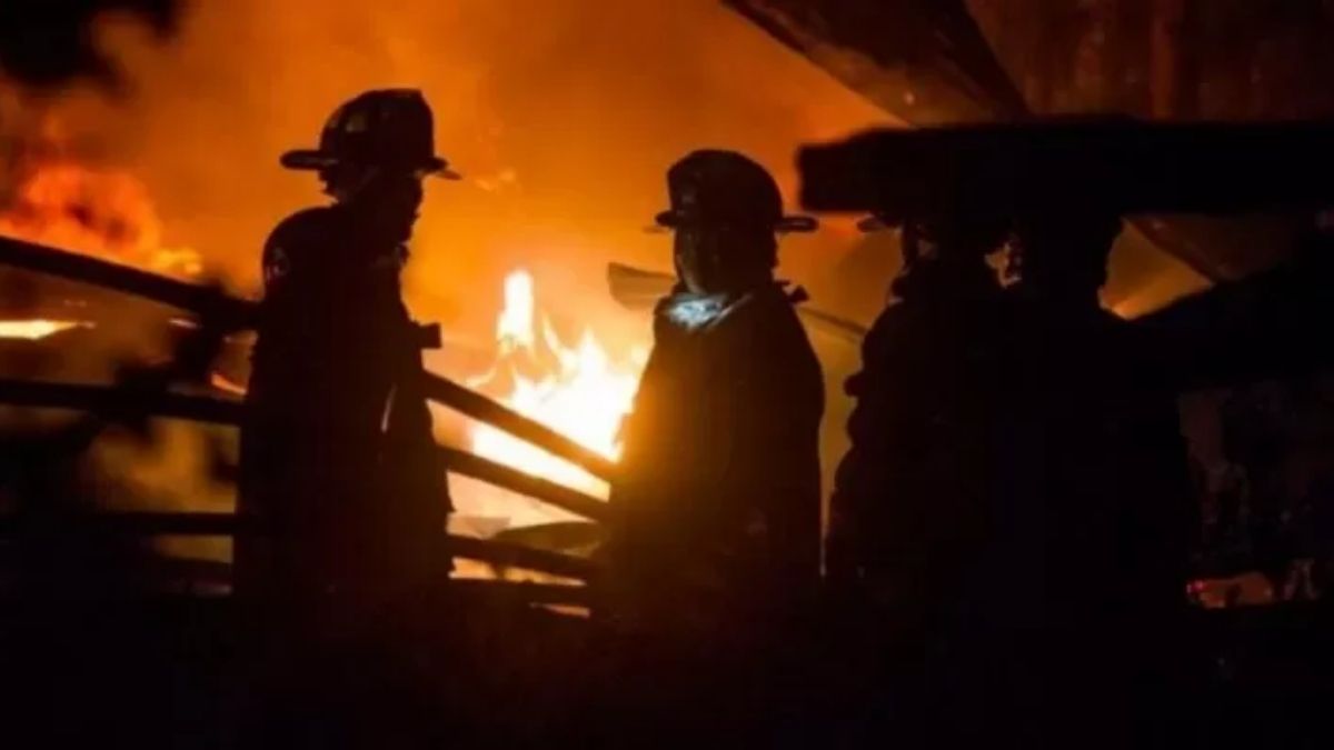 Encapuchados armados queman maquinaria y camionetas en una faena forestal de Lautaro 6 Encapuchados armados queman maquinaria y camionetas en una faena forestal de Lautaro
