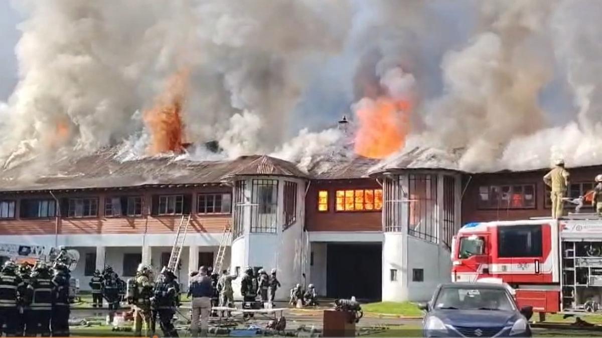 Fiscalía y PDI despliegan peritos para aclarar incendio en Regimiento Arauco 6 Fiscalia y PDI despliegan peritos para aclarar incendio en Regimiento Arauco