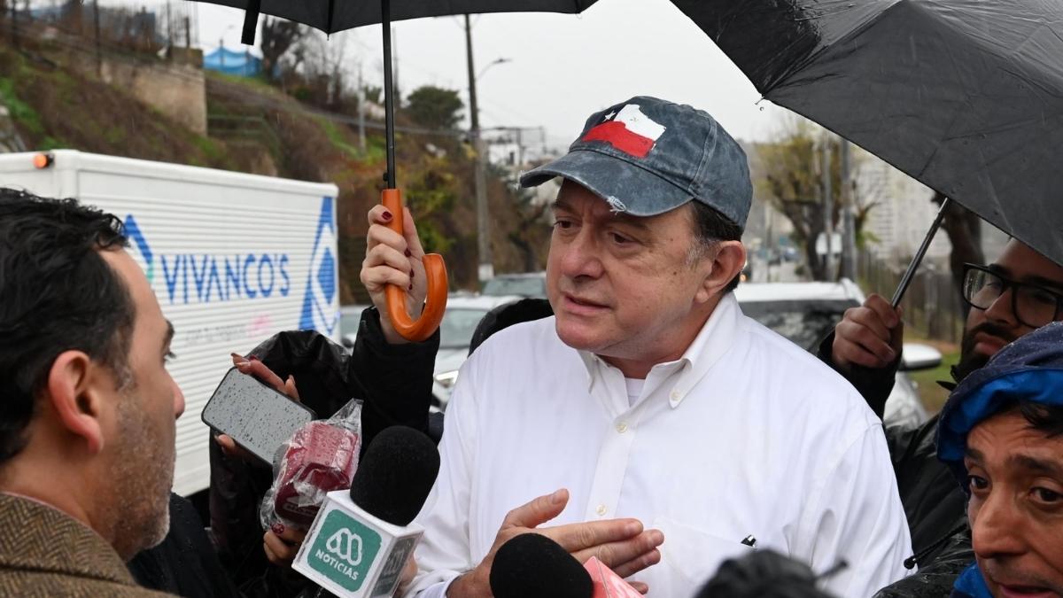Gobernadores acusan a ministro Poduje de entorpecer emergencias y piden intervención 12 Gobernadores acusan a ministro Poduje de entorpecer emergencias y piden intervencion