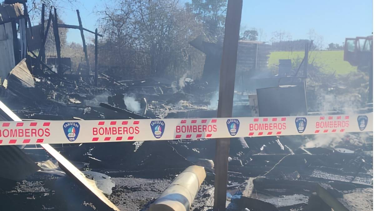 Incendio arrasa vivienda rural en Camino Riñinahue, Lago Ranco 5 Incendio arrasa vivienda rural en Camino Rininahue Lago Ranco