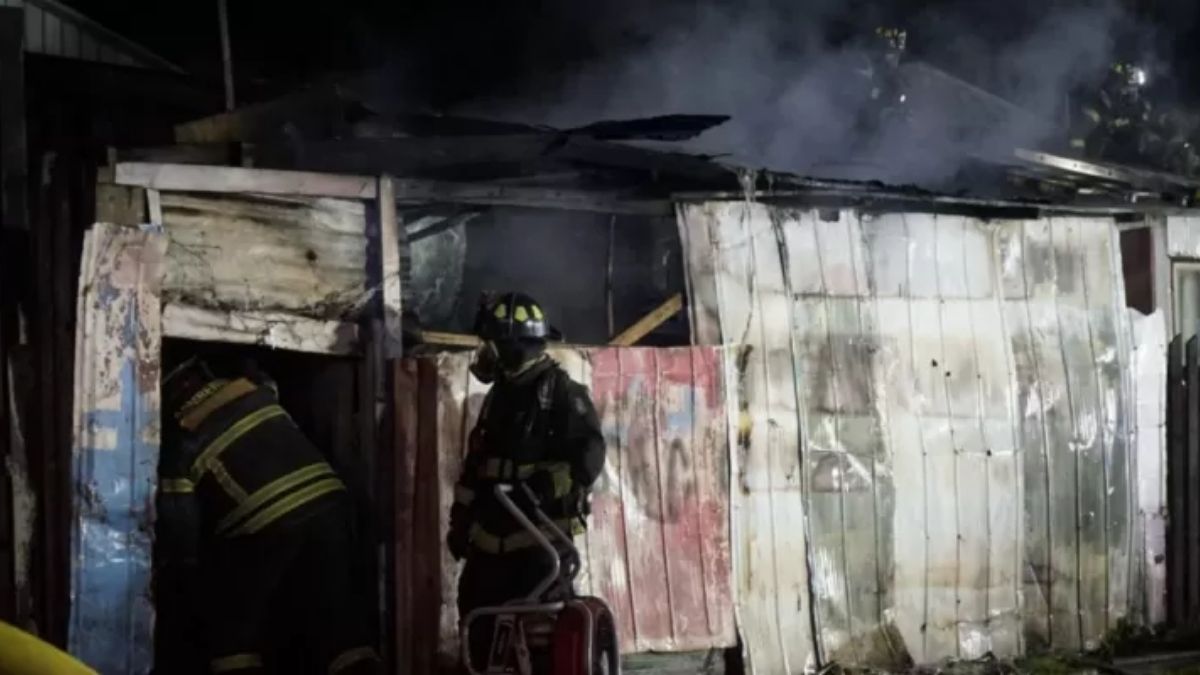Incendio en Rahue Alto Norte deja tres casas destruidas en Osorno 3 Incendio en Rahue Alto Norte deja tres casas destruidas en Osorno