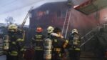 Incendio en Rahue Alto dejó dos bomberos lesionados y nueve damnificados 2 Incendio en Rahue Alto dejo dos bomberos lesionados y nueve damnificados