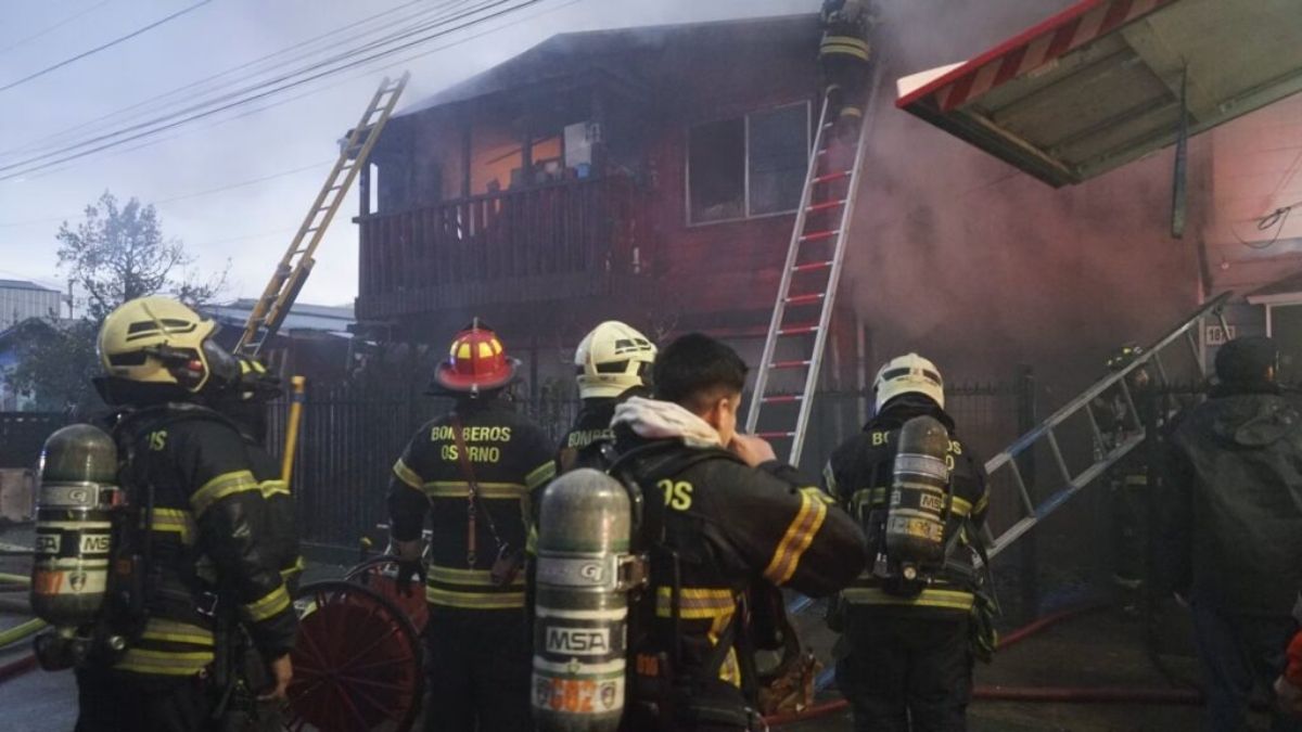 Incendio en Rahue Alto dejó dos bomberos lesionados y nueve damnificados 16 Incendio en Rahue Alto dejo dos bomberos lesionados y nueve damnificados
