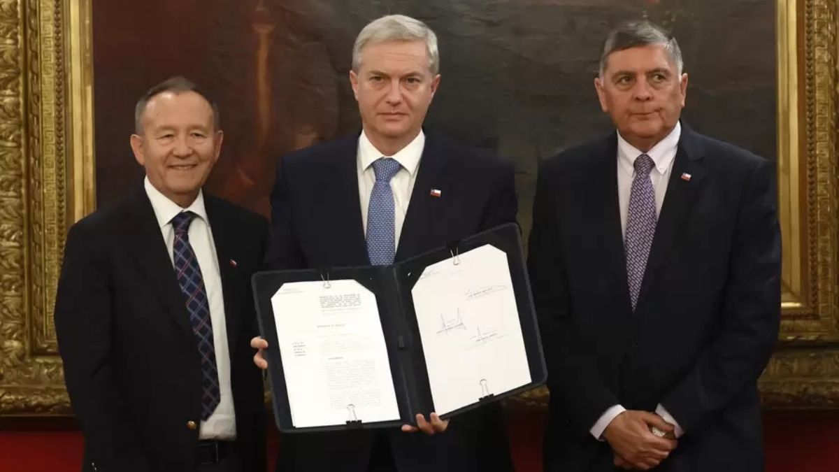 Kast firma reforma para cesar a autoridades que den positivo en drogas
