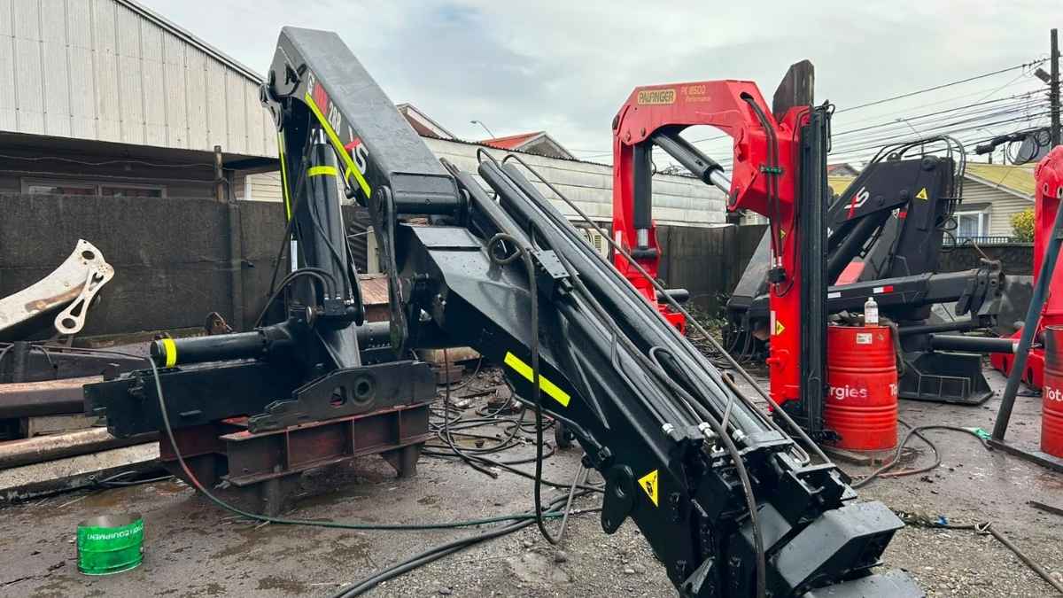 PDI incauta en Puerto Montt tres grúas pluma ligadas a estafa 3 PDI incauta en Puerto Montt tres gruas pluma ligadas a estafa