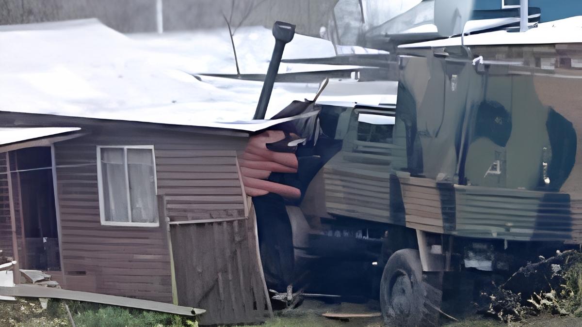 Vehiculo militar choca contra vivienda en Antilhue y deja tres lesionados