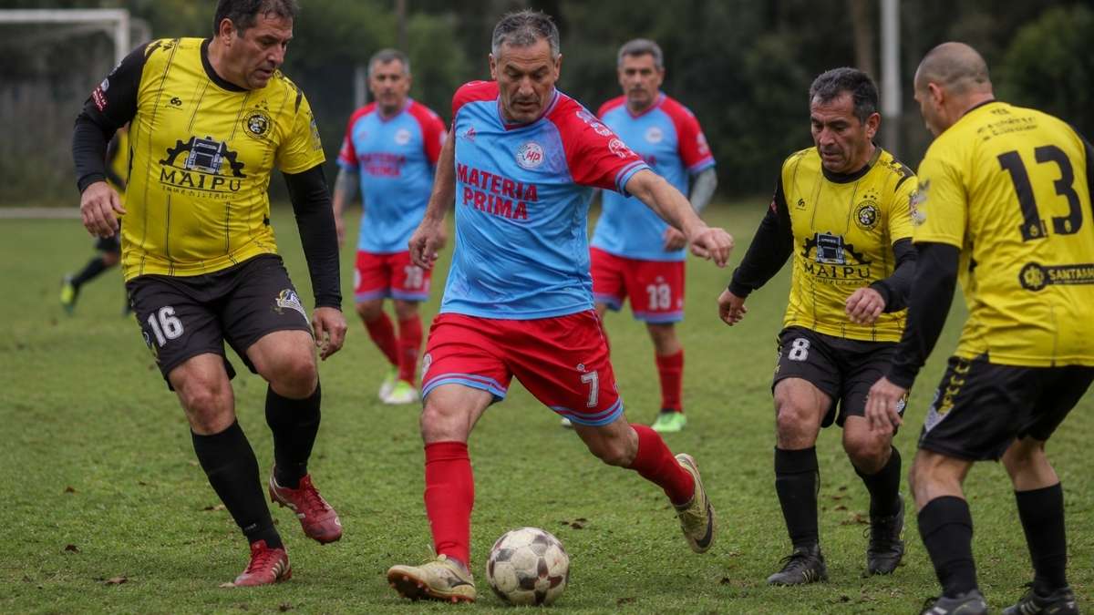 Vuelve a rodar la pelota: parte el Súper Senior 45 del fútbol de barrio en Osorno 4 parte el Super Senior 45 del futbol de barrio en Osorno